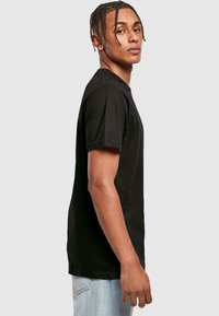 Merchcode MÄNNER LOVE YOURSELF FIRST - T-shirt print - black