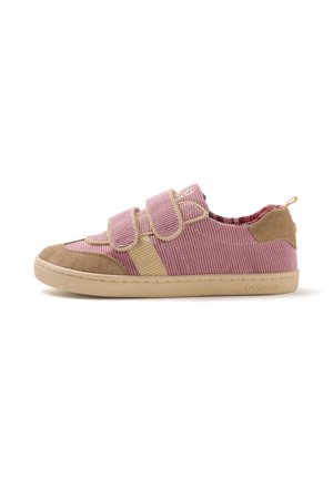 Zapatilla deportiva informal rosa y beige con dos correas de velcro, parte superior de tela acanalada, puntera de ante y suela de goma beige, vista desde el lado izquierdo.