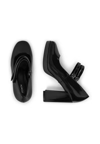 Melnas lakota ādas platformas kurpes ar leņķīgu pirkstu, divām potīšu jostām un biezu bloku papēdi. Gluda tekstūra un stilīgs dizains.