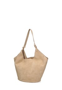 Beige suède tote bag met een zachte textuur, brede opening en een enkele verstelbare schouderriem. Minimalistisch ontwerp zonder zichtbare hardware.