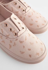Sneakers in tela rosa chiaro con motivo di farfalle dorate, punta arrotondata e occhielli dorati per i lacci, con suola in gomma.