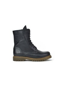 Botín negro de cuero hasta el tobillo con diseño de cordones, punta redondeada y suela de goma resistente. Presenta un logo embosado y un detalle de costura en contraste.