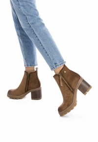 Refresh Stivaletti con plateau - camel