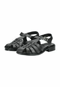 Zwarte leren sandalen met een geweven bandontwerp, open teen, verstelbare enkelband en lage blokhak. Soepele textuur en minimalistische stijl.