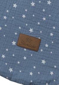 Baumwoll-Musselin in Blau mit einem Sternmuster in Hellgrau. Verfügt über ein genähtes braunes Lederetikett mit einem geprägten 'Sterntaler'.