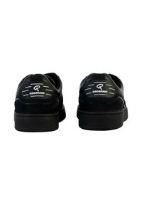 Zapatillas negras con parte superior de ante y sintético. Cuenta con una suela de goma, un logo en el talón y líneas de acento blancas en la parte trasera.