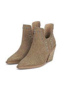 Beżowe zamszowe botki za kostkę z noskiem w szpic, ozdobione srebrnymi ćwiekami i drewnianym, plecionym obcasem. Posiadają wycięcia po bokach.