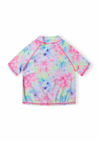 T-shirt de bain à manches courtes en tissu synthétique doux, doté d'un motif tie-dye multicolore dans des teintes de rose, bleu et jaune, avec des accents de finition rose.