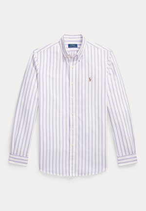 Biela košeľa na gombíky so zvislými svetlofialovými pruhmi, dlhými rukávmi, zapínaným golierom a malým hnedým vyšívaným logom na hrudi.