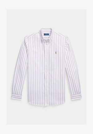 Biela košeľa na gombíky so zvislými svetlofialovými pruhmi, dlhými rukávmi, zapínaným golierom a malým hnedým vyšívaným logom na hrudi.