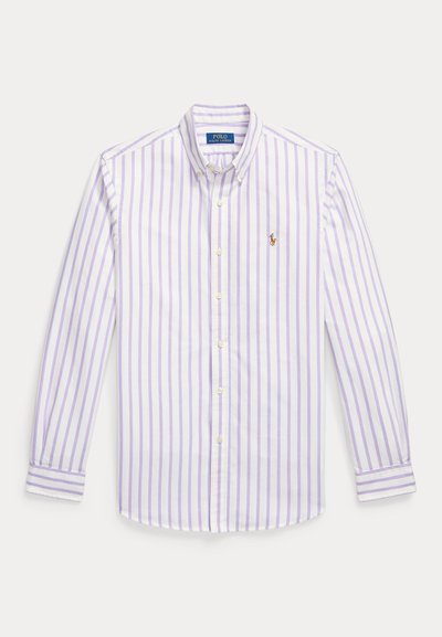 Weißes Hemd mit Knöpfen, vertikalen hellvioletten Streifen, langen Ärmeln, geknöpftem Kragen und einem kleinen braunen gestickten Logo auf der Brust.