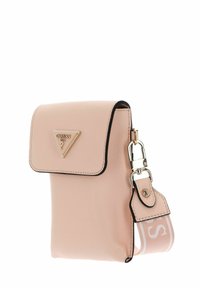 Sac bandoulière en similicuir rose avec fermeture à rabat, accent logo doré, bordure noire et sangle ajustable ornée d'une impression logo.