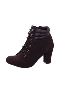 Braune Wildleder-Stiefeletten mit runder Spitze, schnürbarem Vorderteil und dekorativen Metallösen. Mit einem strukturierten, dunkelbraunen Kunstlederkragen.
