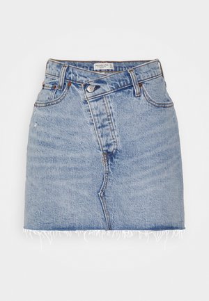 Lyseblå denim mininederdel med rå kant, asymmetrisk knaplukning, bæltestropper og forlommer, lagt fladt på hvid baggrund.