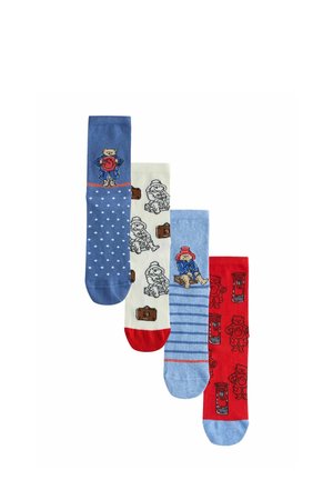 Set von vier gemusterten Socken: blau mit Punkten, cremefarben mit Bärengrafiken, blau mit Streifen und rot mit Bärendesigns, alle in verschiedenen Größen.