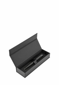 Stylo noir avec un corps texturé et des accents en chrome, dans une boîte rectangulaire noire assortie avec une fermeture magnétique.