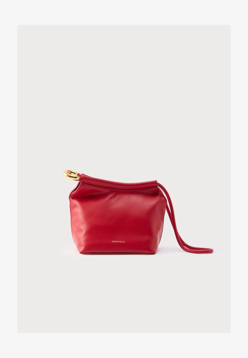 Porta monete in pelle rossa con chiusura a zip, caratterizzato da una texture liscia, dettagli in metallo dorato e cinturino in pelle staccabile.