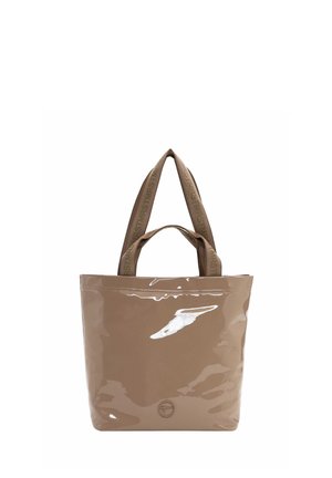 Blank taupe tote taske med dobbelte håndtag, inklusive længere tekst-prægede skulderremme og kortere bærehåndtag, vist på hvid baggrund.