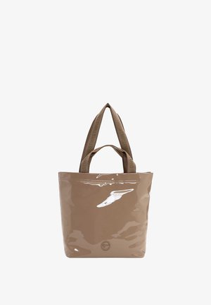 Blank taupe tote taske med dobbelte håndtag, inklusive længere tekst-prægede skulderremme og kortere bærehåndtag, vist på hvid baggrund.