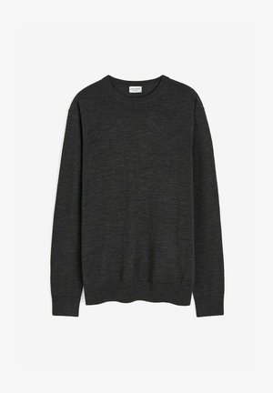 Mørk grå crew neck sweater lavet af et blødt, tekstureret materiale. Har lange ærmer og rib-strikket kant og manchetter.