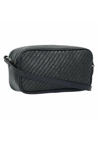 Borsa intrecciata nera di forma rettangolare, con parte anteriore texturizzata e lati lisci, doppie cerniere e tracolla rimovibile.