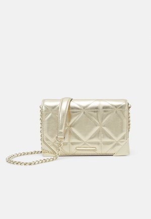 Sac à main métallique doré avec motif matelassé, doté d'une bandoulière chaîne et d'accents géométriques. Texture lisse avec une forme structurée.