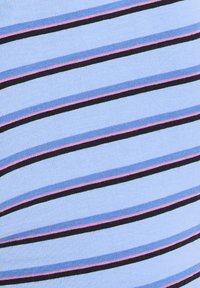 Tela a rayas en azul claro con líneas horizontales en azul oscuro, rosa y negro. La textura parece acanalada, creando un interés visual.