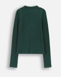 Ciemnozielona, prążkowana bluzka z długim rękawem, z okrągłym dekoltem i prostym, ściąganym dołem. Materiał wydaje się mieć strukturę i być miękki, idealny do noszenia warstwowego.