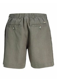 Shorts à taille élastique grise avec deux poches arrière boutonnées et passants pour ceinture, confectionnés dans un tissu léger.