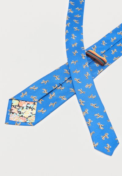 Μπλε γραβάτα με επαναλαμβανόμενο παιχνιδιάρικο μοτίβο σκύλου, υφασμάτινο λουλούδι στην άκρη και ριγέ υφασμάτινη θηλιά στο πίσω μέρος.
