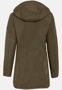 Veste légère à capuche de couleur vert olive foncé. Caractérisée par une texture lisse et résistante à l'eau, avec une coupe décontractée et des manches longues.