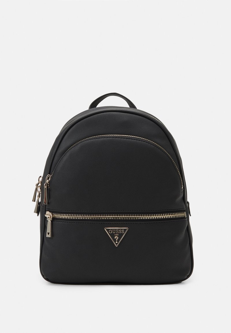 Sac à dos Guess noir avec poche avant zippée, fermetures éclair dorées et logo triangulaire de la marque centré sur un fond blanc uni.