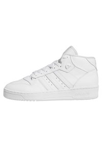 Weiße High-Top Adidas-Sneaker mit Schnürdesign, drei seitlichen Streifen und erhabenem Logo auf der Sohle.