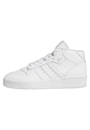 Bílé vysoké tenisky Adidas s tkaničkovým designem, třemi bočními pruhy a embosovaným logem na podrážce.