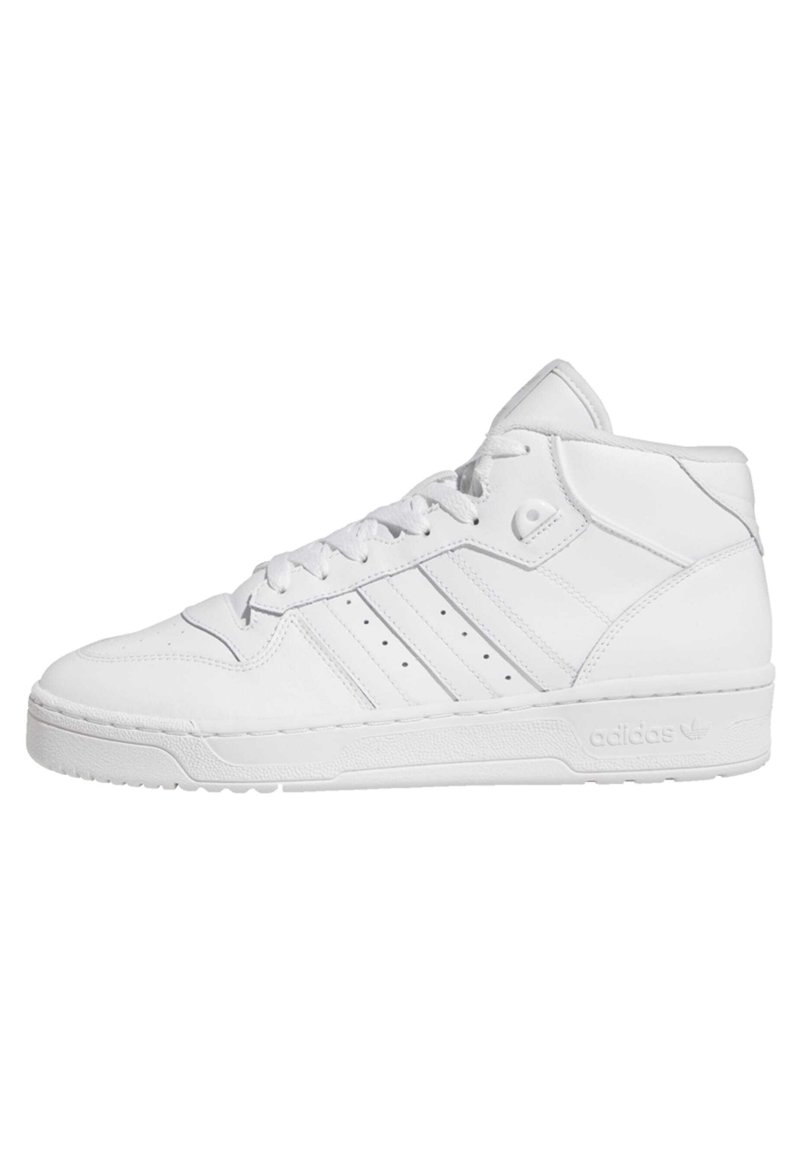 Weiße High-Top Adidas-Sneaker mit Schnürdesign, drei seitlichen Streifen und erhabenem Logo auf der Sohle.