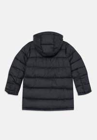 Svart polstret jakke med hette, quilted tekstur og lange ermer med elastiske mansjetter; bakside vist mot en hvit bakgrunn.