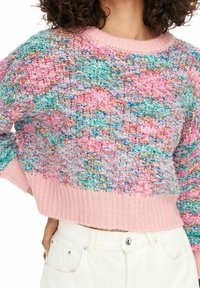 Pull en tricot au design raccourci, présentant un motif multicolore en bleu, rose et beige. Encolure et ourlet côtes roses.