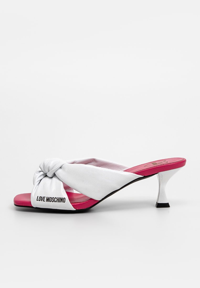Weißes Leder-Sandaletten mit verdrehtem Vorderdesign, pinker Innensohle und kleinem, weißen Stiletto-Absatz. Mit "LOVE MOSCHINO" Branding.