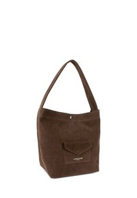 Borsa a tracolla in camoscio marrone con una singola cinghia per la spalla, dotata di una piccola tasca frontale, chiusura a scatto e dettagli di cuciture sottili.