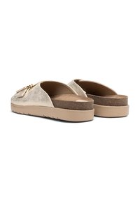 Metaliczne złote sandały wsuwane z teksturowaną cholewką, korkową wkładką i jasnobrązową gumową podeszwą; posiadają dekoracyjny akcent w postaci zapięcia.
