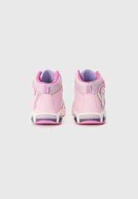 Rosa High-Top-Sneaker aus Mesh- und synthetischen Materialien mit einem Schmetterlingsakzent, gepolstertem Kragen und lila Sohlenverzierungen.