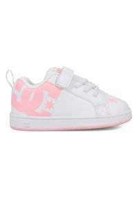 Baskets pour tout-petit blanches et roses, avec une bride en Velcro, des lacets, un col rembourré et un grand logo rose sur le côté.