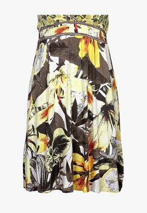 Kleid mit Blumenmuster in Gelb-, Orange- und Brauntönen auf weißem Hintergrund, mit tailliertem Schnitt und ausgestelltem Rock.