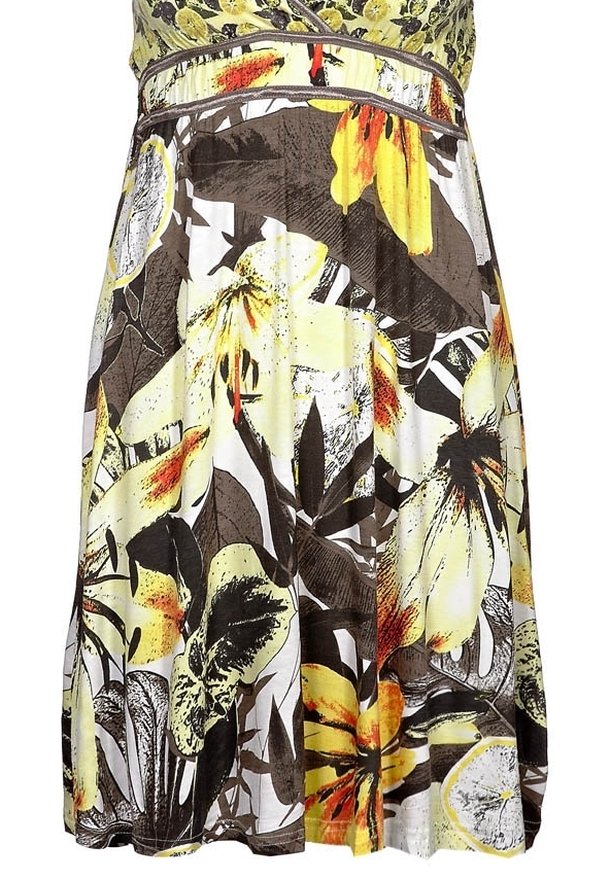 Sukienka w kwiatowy wzór z żółtymi, pomarańczowymi i brązowymi kwiatami oraz liśćmi na białym tle, z dopasowaną talią i rozkloszowanym dołem.