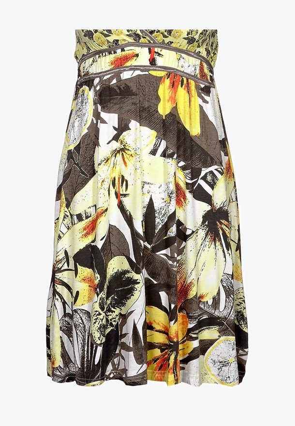 Sukienka w kwiatowy wzór z żółtymi, pomarańczowymi i brązowymi kwiatami oraz liśćmi na białym tle, z dopasowaną talią i rozkloszowanym dołem.