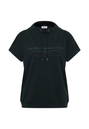 Mörkgrön kortärmad hoodie med hög krage, dragsko och framstående grafiskt text som säger "BROOKLYN BRIDGE STROLL." Slät tygtextur.