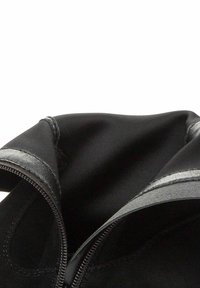 Bottine noire avec un extérieur en cuir lisse, une doublure en textile douce et une fermeture éclair sur le côté pour un accès facile.