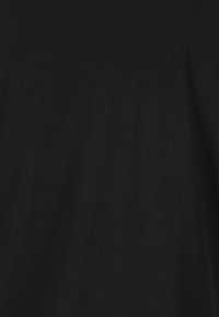 Svart bomull t-shirt, mjuk textur, rundad hals, korta ärmar, minimalistisk design utan synliga grafik eller mönster.