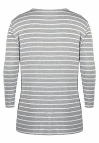 Camicia grigia a maniche lunghe con righe orizzontali bianche. Tessuto morbido e leggero con una vestibilità comoda e un collo rotondo.