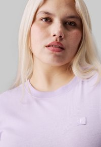Calvin Klein Jeans PLUS EMBRO BADGE REGULAR TEE - Basic póló - pastel lilac